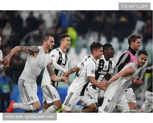 意甲球迷街头庆祝尤文登顶,都灵城狂欢夜 意甲球迷街头庆祝尤文登顶,都灵城狂欢夜